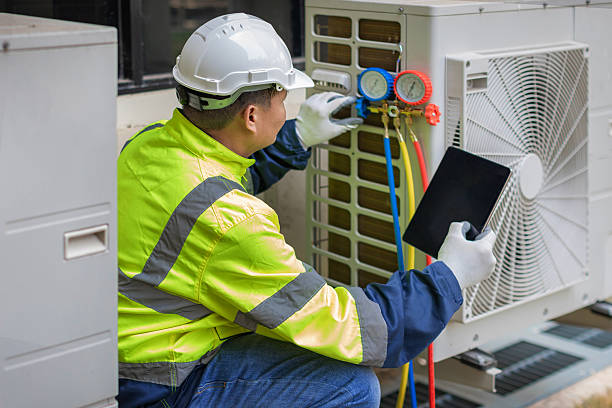 Professional Hvac technician working in Chantilly, VA